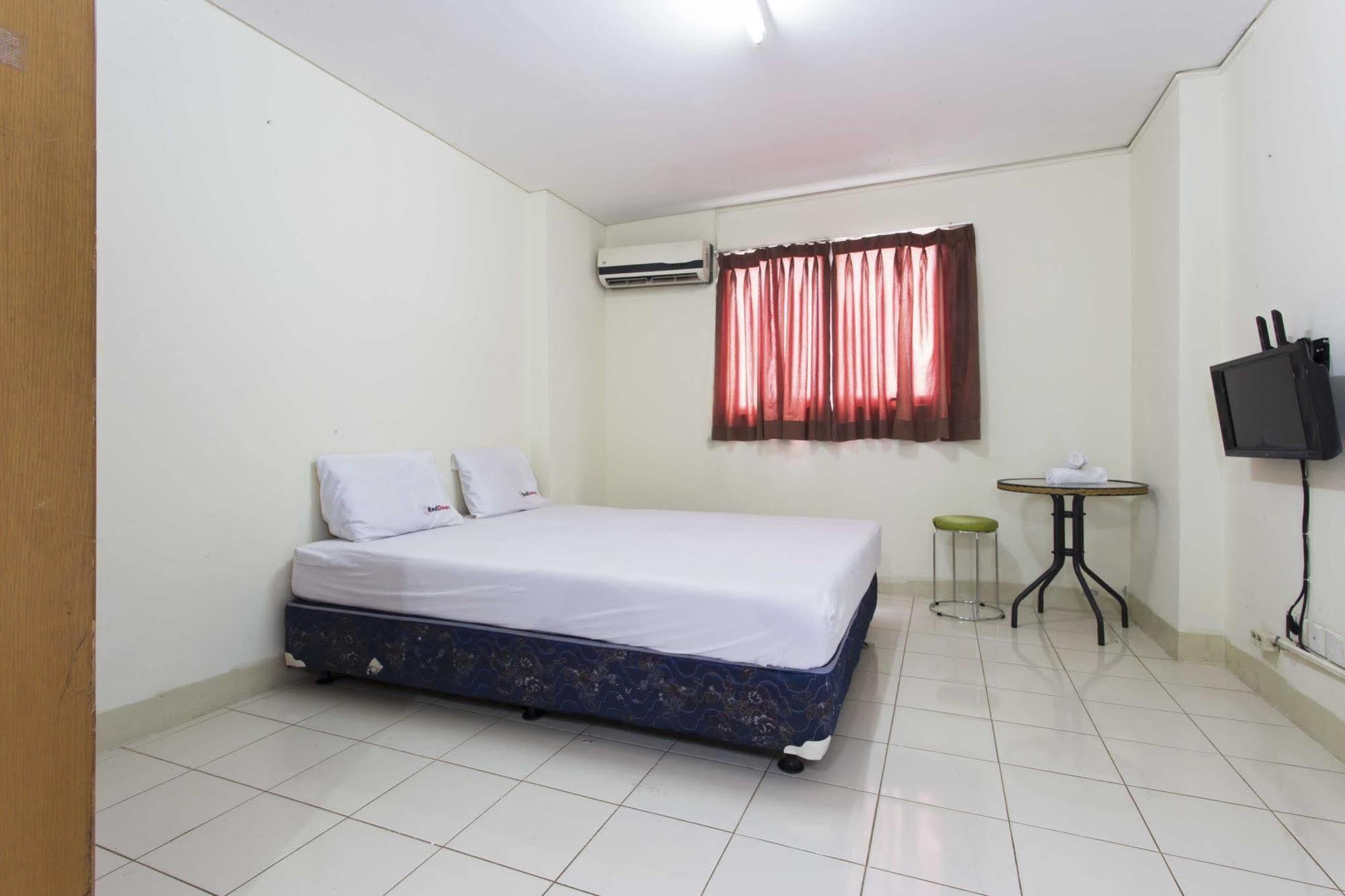 Reddoorz Apartment @ Pulo Gadung Джакарта Экстерьер фото