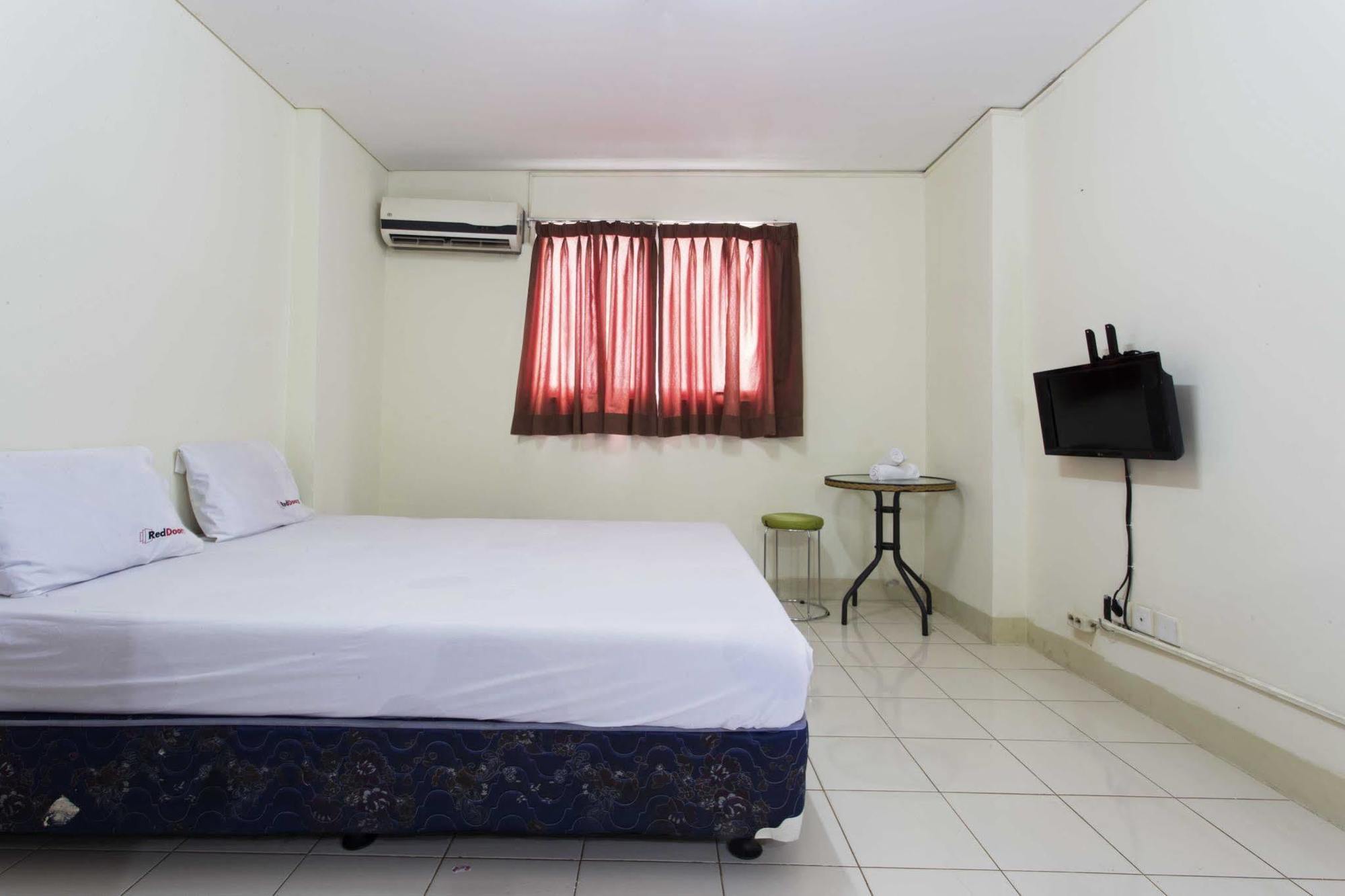 Reddoorz Apartment @ Pulo Gadung Джакарта Экстерьер фото