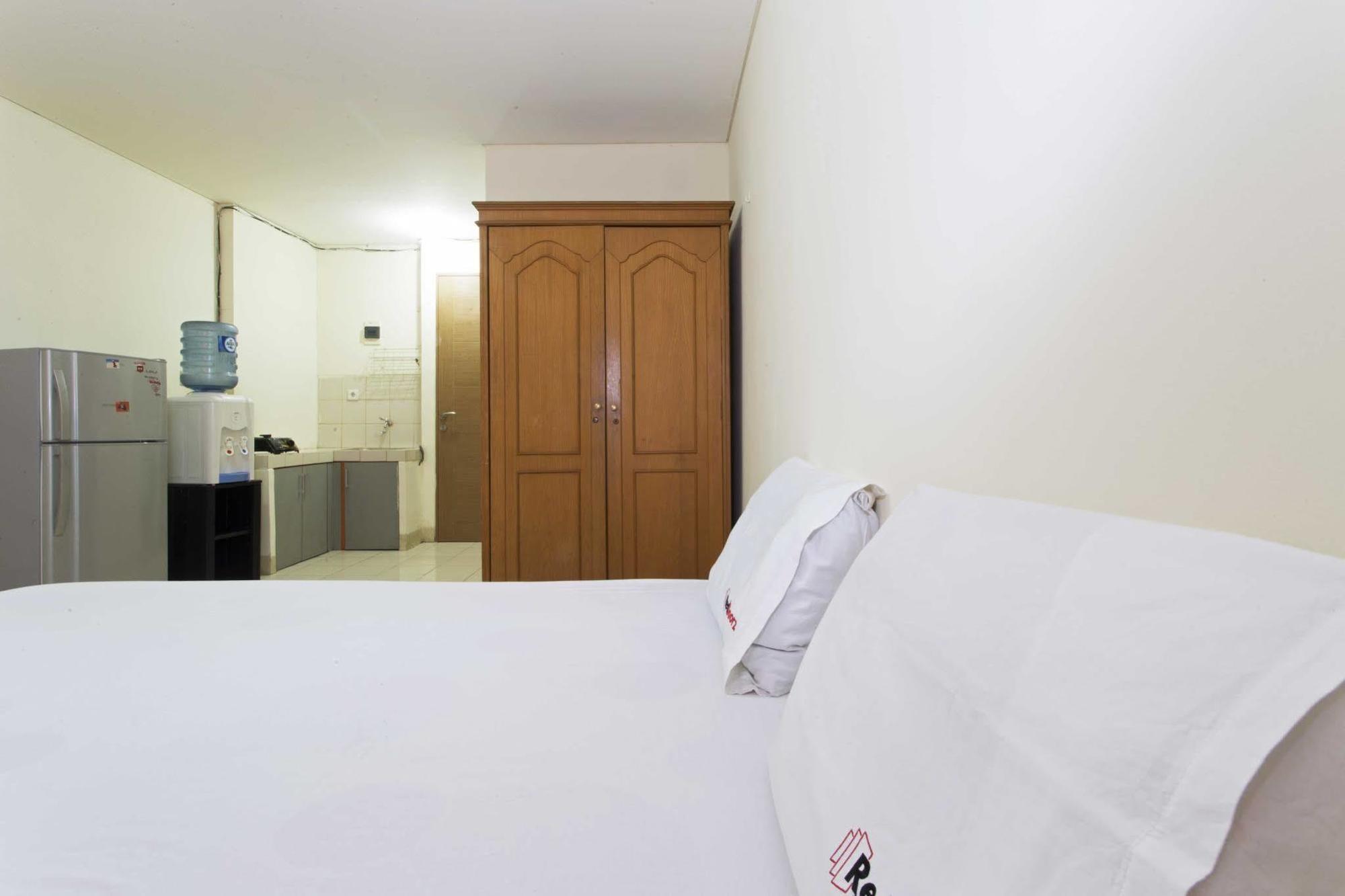 Reddoorz Apartment @ Pulo Gadung Джакарта Экстерьер фото