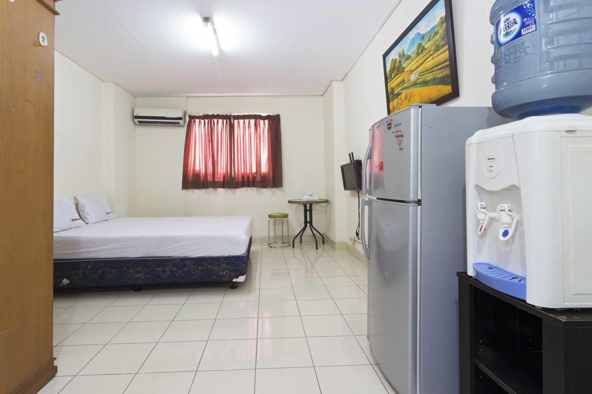 Reddoorz Apartment @ Pulo Gadung Джакарта Экстерьер фото