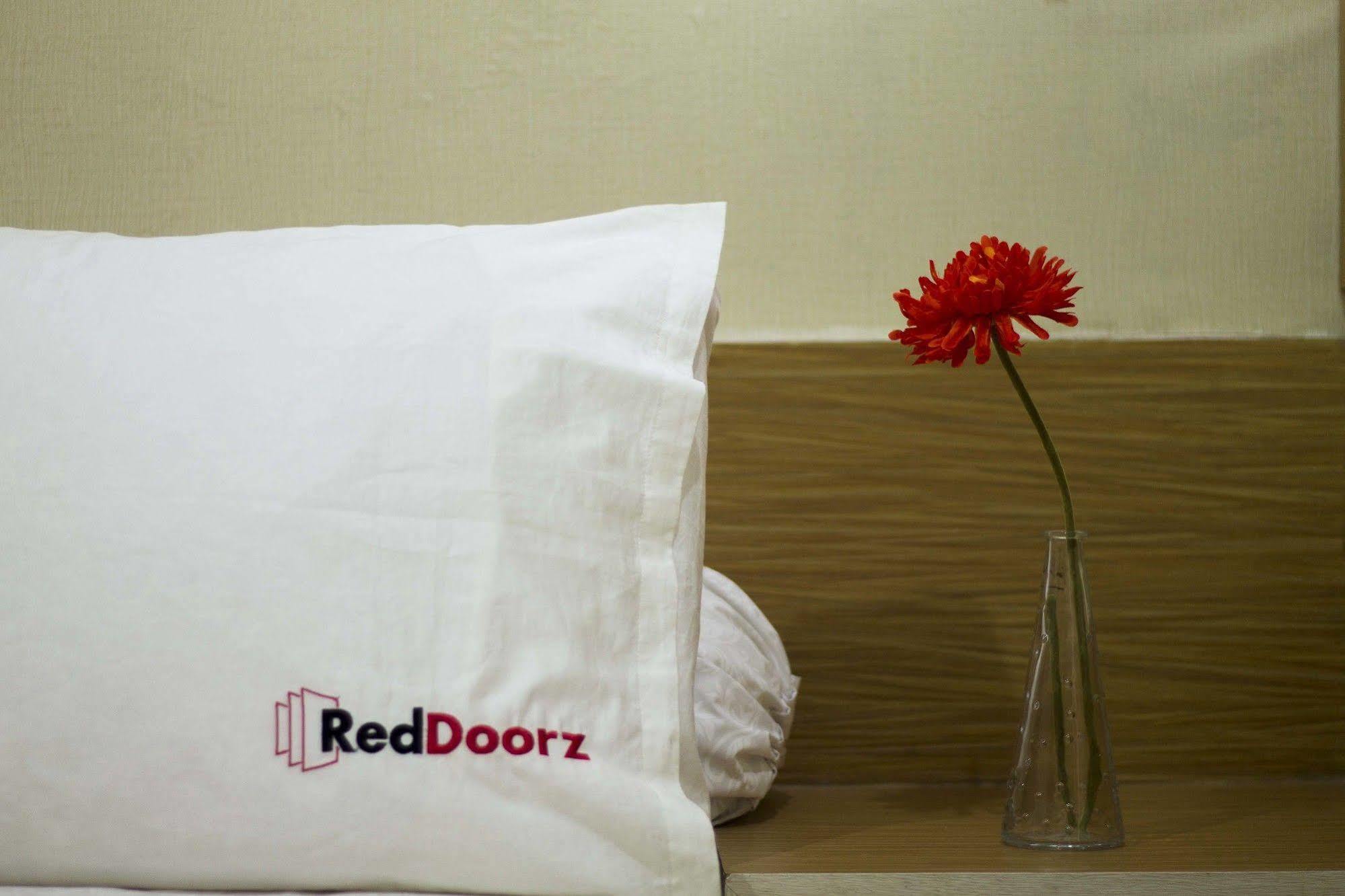 Reddoorz Apartment @ Pulo Gadung Джакарта Экстерьер фото